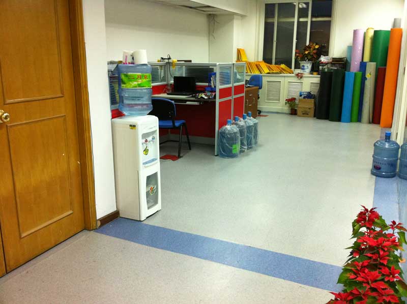 pvc辦公地板上雙面膠的痕跡如何去除？